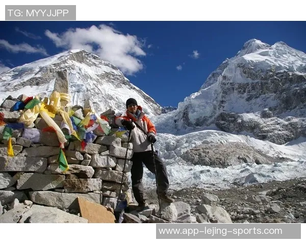老年足球传奇星光璀璨 同窗再聚忆青春岁月 老年足球传奇星光璀璨 同窗再聚忆青春岁月